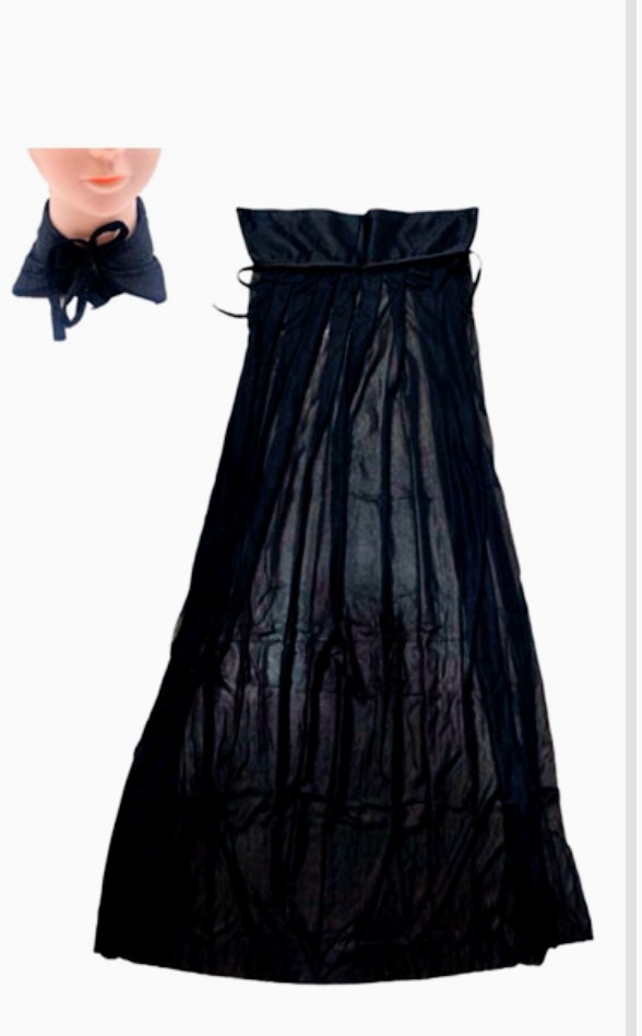 Capa negra con cuello